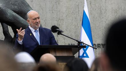 Ron Prosor, Botschafter des Staates Israel in Deutschland, spricht während einem feierlichen Gedenken im ehemaligen Konzentrationslager Sachsenhausen. Am Jom Ha-Schoah wird den Opfern des Holocausts gedacht. 