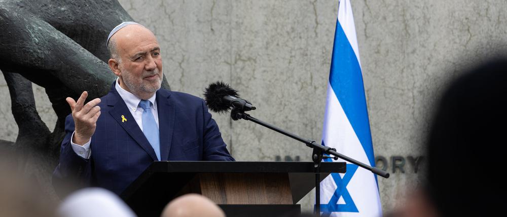 Ron Prosor, Botschafter des Staates Israel in Deutschland, spricht während einem feierlichen Gedenken im ehemaligen Konzentrationslager Sachsenhausen. Am Jom Ha-Schoah wird den Opfern des Holocausts gedacht.