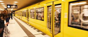 Bereiche in der U-Bahn, in die Männer nicht rein dürfen? Wir haben Fahrgäste gefragt, was sie von dem Vorschlag halten.