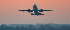 Wegen eines aggressiven Passagiers musste ein Flugzeug in Berlin zwischenlanden. (Symbolfoto)