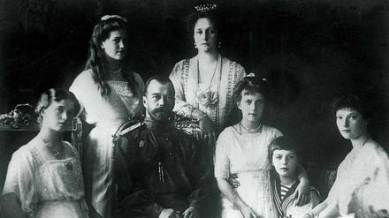 Der ehemalige russische Zar Nikolas II (C-L) 1914 mit seiner Frau Alexandra the Tsaravitch (2. von rechts) und den vier Töchtern.