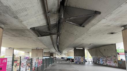 Die Unterseite der alten Spannbetonbrücke über die Mecklenburgische Straße in Berlin.