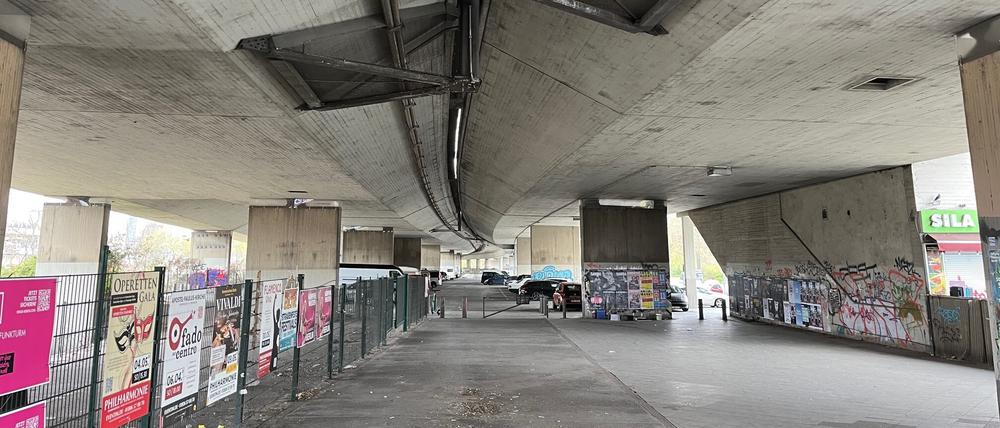 Die Unterseite der alten Spannbetonbrücke über die Mecklenburgische Straße in Berlin.