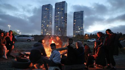 Menschen in Istanbul verbringen aus Angst vor einem weiteren Erdbeben die Nacht außerhalb ihrer Häuser in Parks und auf Freiflächen.