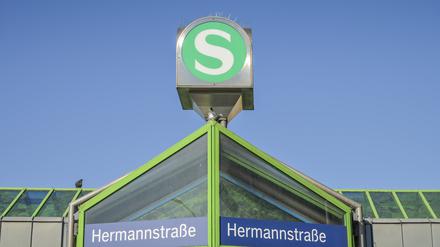 S-Bahn-Schild, Bahnhof Hermannstraße, Neukölln, Berlin, Deutschland *** S Bahn sign, Hermannstraße station, Neukölln, Berlin, Germany