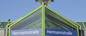 S-Bahn-Schild, Bahnhof Hermannstraße, Neukölln, Berlin, Deutschland *** S Bahn sign, Hermannstraße station, Neukölln, Berlin, Germany