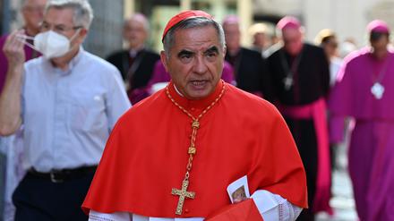 Giovanni Angelo Kardinal Becciu kommt zu einem Konsistorium im Petersdom. - er darf laut Vatikan nicht am Konklave teilnehmen.