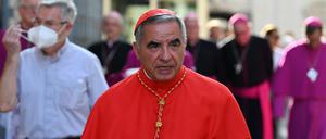 Giovanni Angelo Kardinal Becciu kommt zu einem Konsistorium im Petersdom. - er darf laut Vatikan nicht am Konklave teilnehmen.