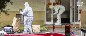 Die Spurensicherung der Polizei arbeitet am Ostersonntag an einem Tatort, nachdem zwei Männer erschossen worden.