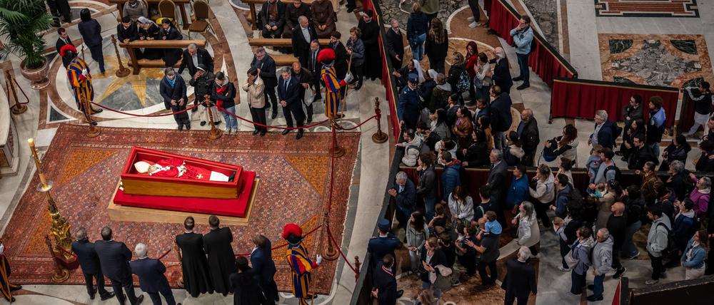 Gläubige ziehen am aufgebahrten Papst Franziskus vorbei.