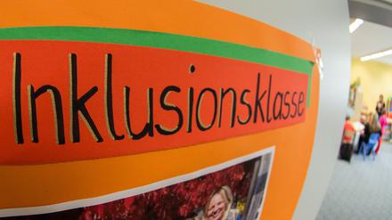 "Inklusionsklasse" steht am 21.10.2013 an einer Tür in der Grundschule Theodor Eckert in Deggendorf (Bayern). Foto: Armin Weigel/dpa (zu dpa-Korr: "Inklusion in Bayern: Kampf um kleine Klassen und Improvisation" vom 22.10.2013) +++(c) dpa - Bildfunk+++