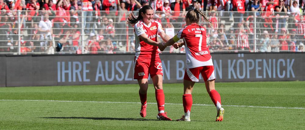 Bei den Spielerinnen dürfte die Motivation groß sein, vor den eigenen Fans den Aufstieg perfekt zu machen.