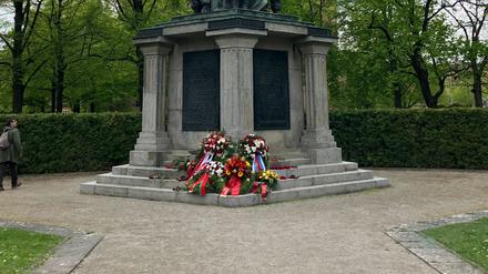 Kränze der russischen Botschaft, der Botschaften Kirgisistan und Belarus, vom Ministerpräsidenten Brandenburgs, vom BSW Brandenburg und dem Verein ISOR "ehemaliger Angehöriger bewaffneter Organe (Staatssicherheit) und der Zollverwaltung der DDR" sind anlässlich des 80. Jahrestag zum Ende des zweiten Weltkriegs am Ehrenfriedhof Bassinplatz niedergelegt worden. 