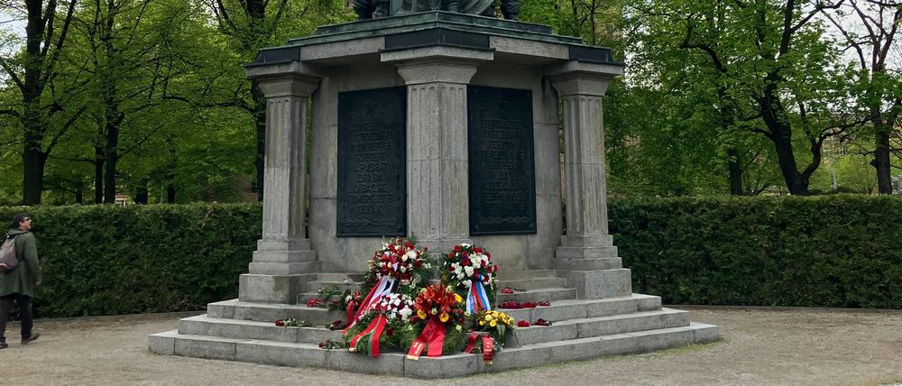 Kränze der russischen Botschaft, der Botschaften Kirgisistan und Belarus, vom Ministerpräsidenten Brandenburgs, vom BSW Brandenburg und dem Verein ISOR "ehemaliger Angehöriger bewaffneter Organe (Staatssicherheit) und der Zollverwaltung der DDR" sind anlässlich des 80. Jahrestag zum Ende des zweiten Weltkriegs am Ehrenfriedhof Bassinplatz niedergelegt worden. 