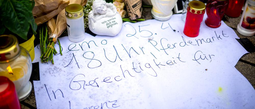 In Oldenburg erinnern unzählige Fotos, Blumen und Kerzen an Lorenz, der durch Polizeischüsse tödlich verletzt wurde. 
