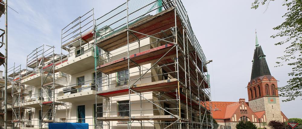 Richtfest Neubauprojekt „Salut“ in Potsdam Bornim. In Potsdam errichtet die HIH Projektentwicklung zusammen mit Invictus Bau- und Projektmanagement im Potsdamer Stadtteil Bornim insgesamt 23 Eigentumswohnungen und 4 Doppelhaushälften. Die Fertigstellung der Wohneinheiten ist bis Ende 2025 geplant.