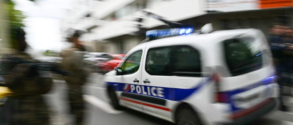 Ein französisches Polizeiauto fährt durch eine Straße. (Archivbild)