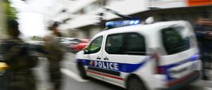 Ein Polizeiauto fährt zur Schule.