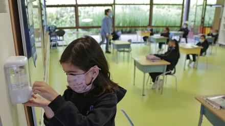 Reicht das? Familie W. und andere Eltern halten die Maßnahmen zum Infektionsschutz an der Grundschule für ungenügend.
