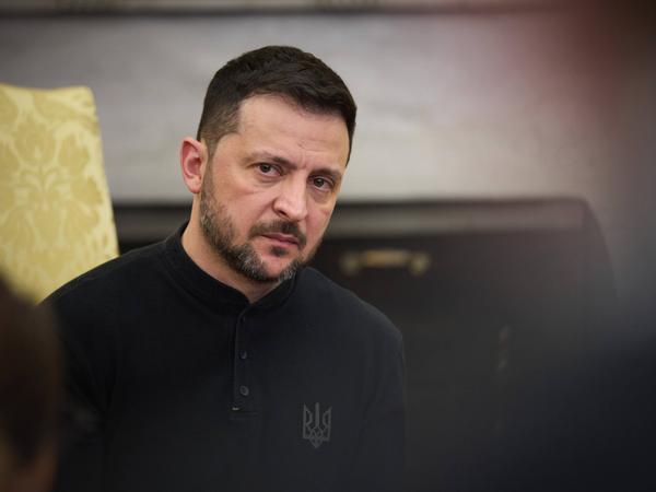 February 28, 2025, Washington, Dc, United States: Ukrainian President Volodymyr Zelenskyy, listens to U.S Vice President JD Vance during a bilateral meeting with President Donald Trump at the Oval Office of the White House, February 28, 2025 in Washington, D.C. Trump and Vance held a tense meeting with Zelenskyy taking sides with Russia against the Ukrainian alliance. Washington United States - ZUMAp138 20250228_zaa_p138_026 Copyright: xPoolx/UkrainianxPresidentiax