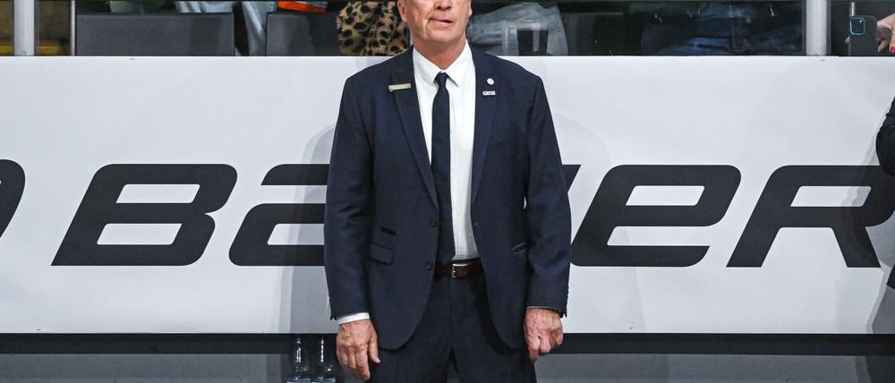 Bundestrainer Harold Kreis und die deutsche Eishockey-Nationalmannschaft gewinnen knapp gegen Österreich.