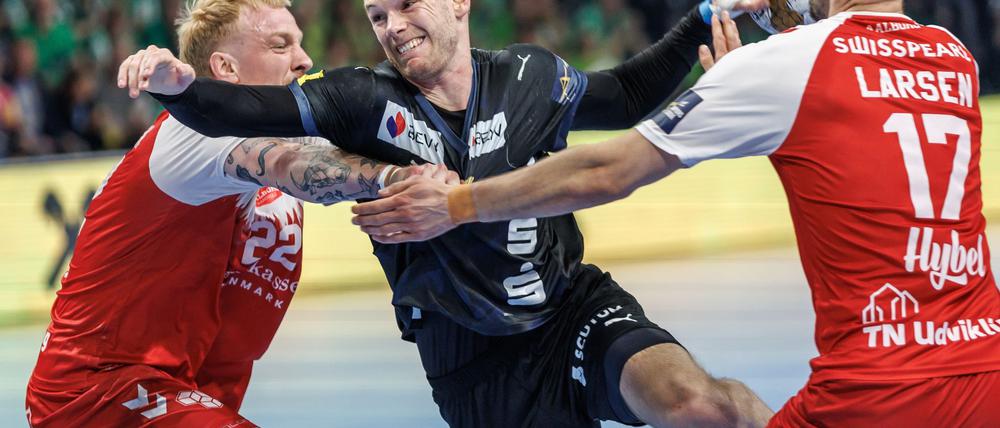Welthandballer Mathias Gidsel kämpft sich durch die Aalborg-Deckung