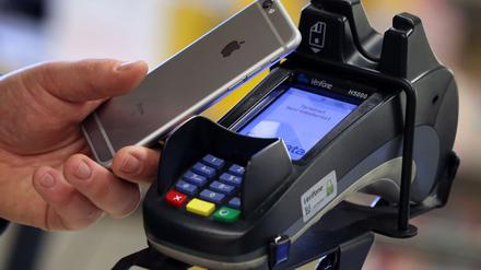Smartphone oder Karte statt Schein und Münze: Viele bevorzugen bargeldlose Bezahlmethoden (Symbolbild)