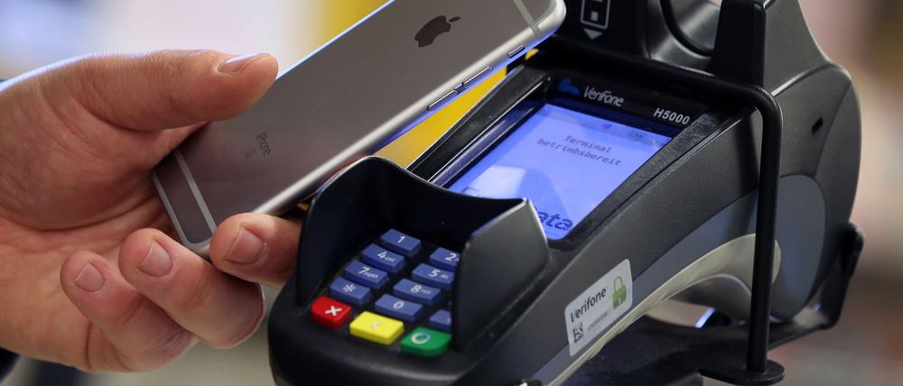 Smartphone oder Karte statt Schein und Münze: Viele bevorzugen bargeldlose Bezahlmethoden (Symbolbild)
