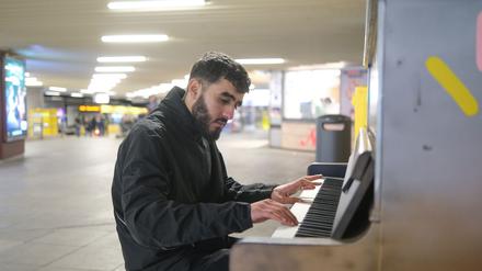 Abdul Rahman Al Ali aus Syrien spielt an einer U-Bahn Haltestelle in Stuttgart auf einem open Piano. Das Instrument ist dort für Jedermann zugänglich. (Archivfoto)