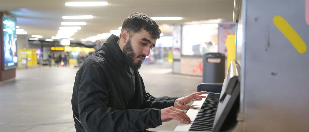 Abdul Rahman Al Ali aus Syrien spielt an einer U-Bahn Haltestelle in Stuttgart auf einem open Piano. Das Instrument ist dort für Jedermann zugänglich. (Archivfoto)