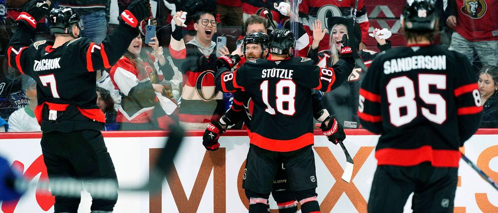 Tim Stützle (M.) blieb gegen Toronto ohne Torbeteiligung.