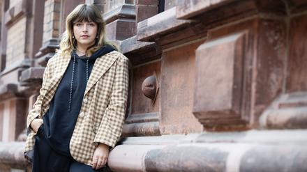 Die Singer-Songwriterin Soffie aus Mannheim veröffentlicht nach ihrem viralen Tiktok-Hit „Für immer Frühling“ ihr erstes Mini-Album. 