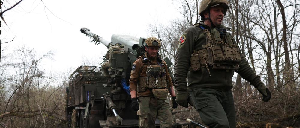 Ukrainische Soldaten feuern auf russische Stellungen.
