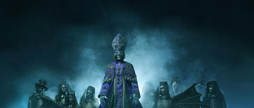 Die Band Ghost ist im April und Mai mit ihrem neuen Album „Skeletá“ in Deutschland auf Tournee. 