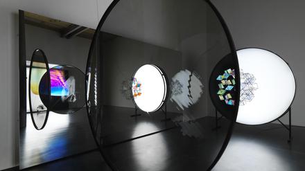 Farbspektakel, Wellenspiel und Schattenwürfe Blick in Olafur Eliassons momentane Ausstellung in den Räumen der Galerie Neugerriemschneider am Pfefferberg.