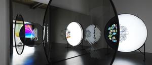 Farbspektakel, Wellenspiel und Schattenwürfe Blick in Olafur Eliassons momentane Ausstellung in den Räumen der Galerie Neugerriemschneider am Pfefferberg.