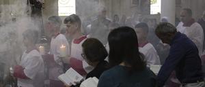 Christliche Palästinenser nehmen an einem Gebet für den verstorbenen Papst Franziskus in der Kirche der Heiligen Familie in der Altstadt von Gaza-Stadt teil. 