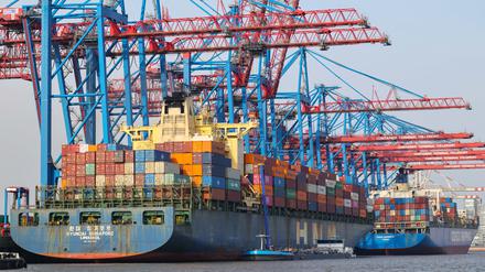 Containerschiffe werden am Containerterminal Tollerort der Hamburger Hafen und Logistik AG HHLA be- und entladen.
