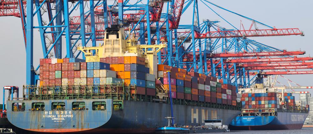 Containerschiffe werden am Containerterminal Tollerort der Hamburger Hafen und Logistik AG HHLA be- und entladen.