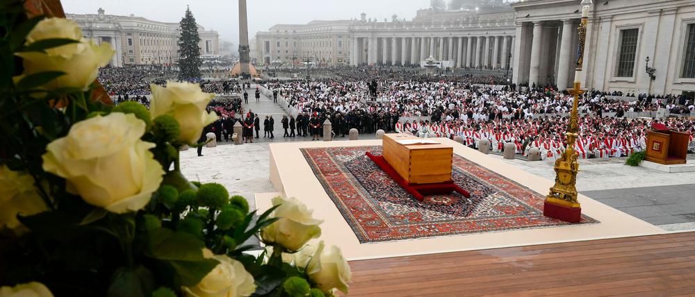 2023 wurde Papst Benedikt beigesetzt. Am Samstag ist die Trauerfeier für Papst Franziskus geplant (Archivbild).