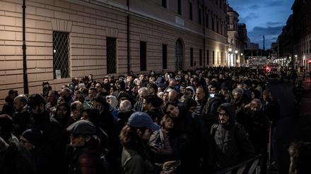 Pilger warten am frühen Morgen in der Nähe des Petersplatz auf Einlass in den Petersdom, um Abschied vom verstorbenen Papst zu nehmen. 