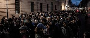 Pilger warten am frühen Morgen in der Nähe des Petersplatz auf Einlass in den Petersdom, um Abschied vom verstorbenen Papst zu nehmen. 