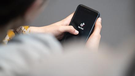 Auf Tiktok tauschen sich Nutzerinnen und Nutzer über neue Filme aus. (Symbolbild) 