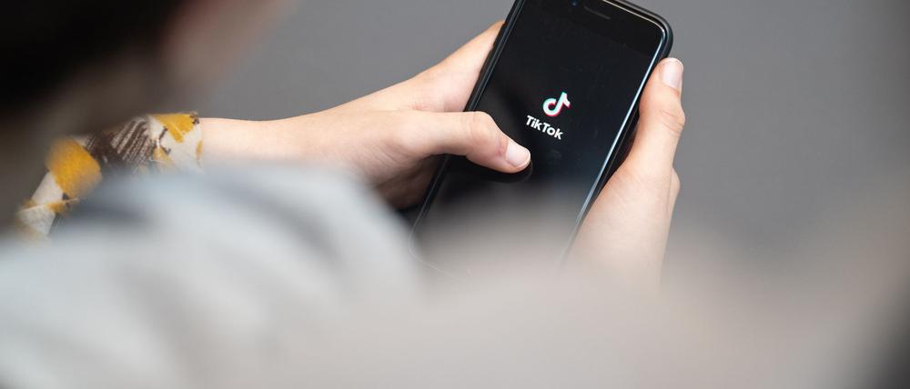 Auf Tiktok tauschen sich Nutzerinnen und Nutzer über neue Filme aus. (Symbolbild) 