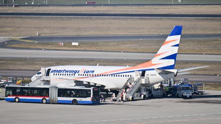 Passagiere steigen aus einem Flugzeug, in dem Menschen aus Afghanistan sitzen, die eine Aufnahmezusage haben, am Flughafen Berlin-Brandenburg aus (Symbolbild).
