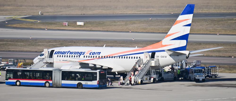 Passagiere steigen aus einem Flugzeug, in dem Menschen aus Afghanistan sitzen, die eine Aufnahmezusage haben, am Flughafen Berlin-Brandenburg aus (Symbolbild).