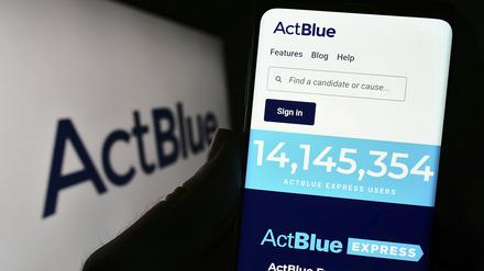 Auf einem Smartphone ist das Portal ActBlue zu sehen.