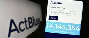 Auf einem Smartphone ist das Portal ActBlue zu sehen.