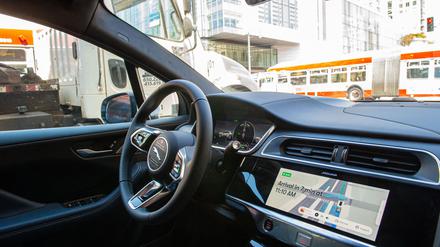 Waymo kutschiert Fahrgäste in mehreren US-Städten ohne einen Menschen am Steuer. (Archivbild)