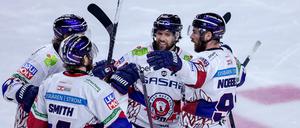 Gemeinsam jublen ist das Schönste: Die Eisbären sind wieder das Maß der Dinge in der DEL.